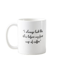 schapen gezicht vóór koffie mok