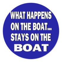 WAT OP DE BOOT… GEBEURT VERBLIJVEN OP DE BOOT RONDE STICKER