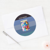 С kleurrijke snoepjes in een glazen pot ronde sticker (Envelop)