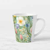 СKleurrijk lente bloemenveld. Schilderen Latte Mok (Rechts)