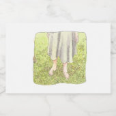 さなごれじ 春の広い緑の草原に素足で立つワンピースの女性の足元 VOEDSELCONTAINER ETIKET (Enkel label)