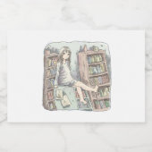 さなやくじ 水色のお部屋で、たくさんある本棚の一つの上に座っている素足の女性のイラスト SPARKLING WIJNETIKET (Enkel label)