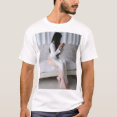 アオザイを着た黒髪の女性がお茶を飲む T-SHIRT (Voorkant)