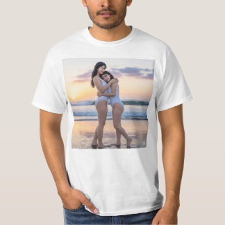 可愛い二人の美女が抱き合い愛を確かめ合っている T-SHIRT
