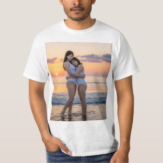 夕日が美しい夕陽の浜辺で白いハイレグ紐水着の笑顔が可愛い美女 T-SHIRT