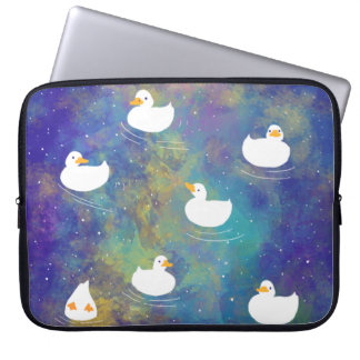 宇宙を泳ぐアヒル LAPTOP SLEEVE