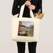 広島市。京橋川沿いのオープンカフェにて。 GROTE TOTE BAG (Voorkant (product))