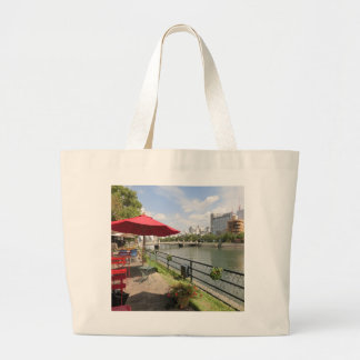 広島市。京橋川沿いのオープンカフェにて。 GROTE TOTE BAG