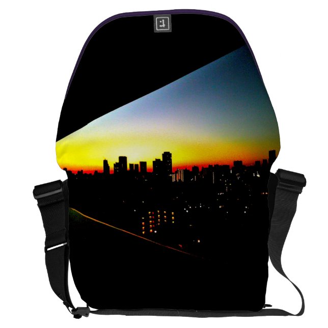 明け方の街メッセンジャーバッグ MESSENGER BAG (Achterkant Open)