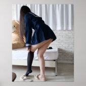 遅刻しそうで急いで着替える日本の女子高生 POSTER (Voorkant)