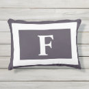 Zoek naar donkere kussens Voor haar