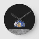 Zoek naar satelliet klokken Nacht