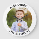 Zoek naar jongen klokken Voor haar