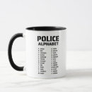 Zoek naar politie mokken Voor hem