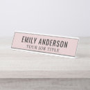 Zoek naar roze naambordjes Werknemer