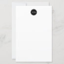 Zoek naar papier notitiekaarten Voor hem