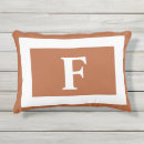 Zoek naar donkere kussens Voor haar