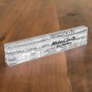 Zoek naar foto naambordjes Voor hem