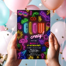 Zoek naar glow uitnodigingen Tiener glow feest