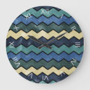 Zoek naar stenen klokken Voor hem