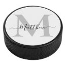 Zoek naar hockey pucks Foto
