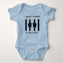 Zoek naar gevangenis babykleding Politie