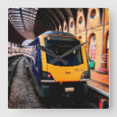 Zoek naar trein klokken Foto