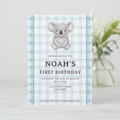 001 Sky Blue Plaid Koala 1st Birthday Invitation Kaart (Staand voorkant)