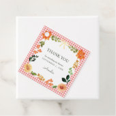 007 Rode Bloemen Gingham Baby Shower Bedankjes Labels (In situ)