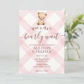 008 Roze Teddybeer Gingham Baby Shower Uitnodiging (Staand voorkant)