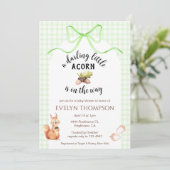 017 Moss Green Squirrel Acorn Gingham Baby Shower Kaart (Staand voorkant)