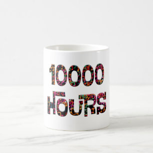 10000 uur met een overlay van bokeh muzieknoten koffiemok