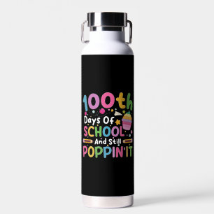 100 dagen school en nog steeds poppend meisje waterfles