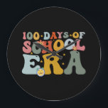 100 dagen van het schooltijdperk Groovy Leraar Kin Grote Klok<br><div class="desc">Retro 100ste dag van school leraar Kind 100 dagen van school tijdperk T-shirt</div>