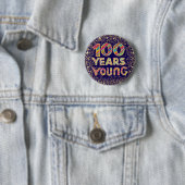 100 jaar jonge 100ste verjaardag fancy badge ronde button 5,7 cm (In situ)