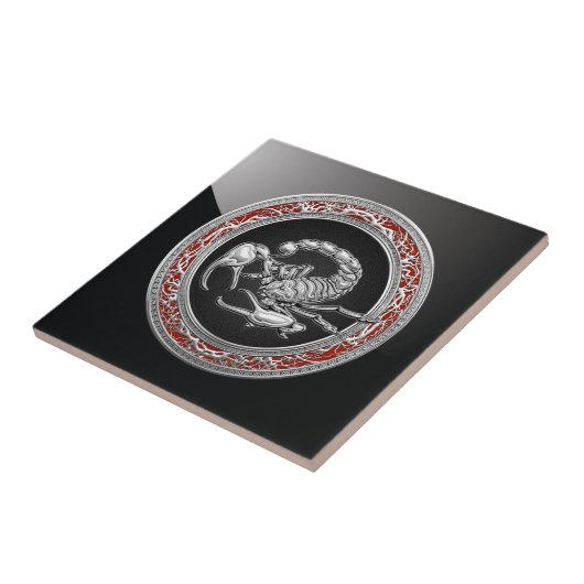 [100] Sacred Silver Scorpion op zwart Tegeltje (Zijkant)