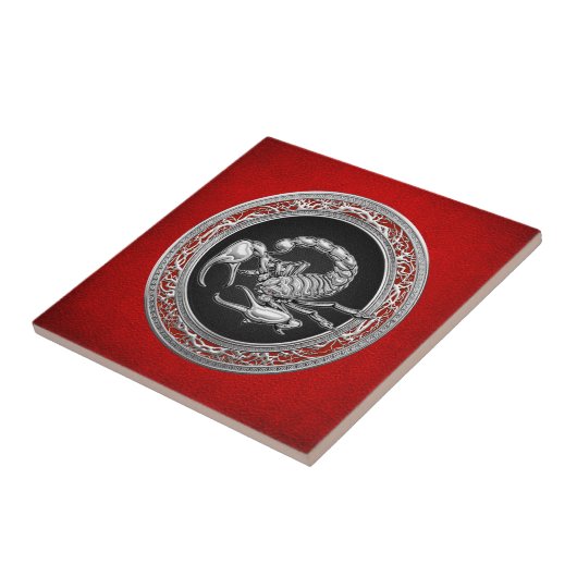 [100] Sacred Silver Scorpion op zwart Tegeltje (Zijkant)