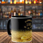 100e verjaardag zwarte gouden naam elegante boeg mok<br><div class="desc">Elegant,  klassiek,  glamoureus en vrouwelijk. Een faux goudkleurige boog en lint met gouden glitter en glans,  een beetje verbijsterend en luxe voor een 100e verjaardagscadeau of keepasje. Zwarte achtergrond. Sjablonen voor haar naam,  leeftijd 100 en geboortedatum. Kromme tekst en gouden letters</div>