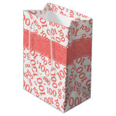 100ste verjaardag Koraal/Wit Willekeurig nummerpat Medium Cadeauzakje (Achterkant Gekanteld)