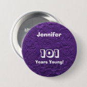 101 jaar jonge Paarse dolls Button Pin Birthday (Voorkant /achterkant)