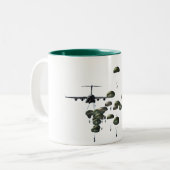 101e door de lucht aangedreven paratroopers tweekleurige koffiemok (Voorkant links)