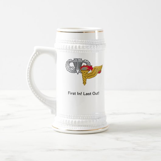 101e Pathfinder-trap met wielrenner Bierpul (Links)