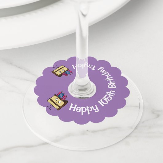 105th Birthday Cake met Candles chocolade ijsjes Wijnglaslabel (Dichtbij)