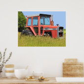 1085 Massey Ferguson, geparkeerd in een veld Poster (Keuken)