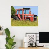 1085 Massey Ferguson, geparkeerd in een veld Poster (Thuiskantoor)