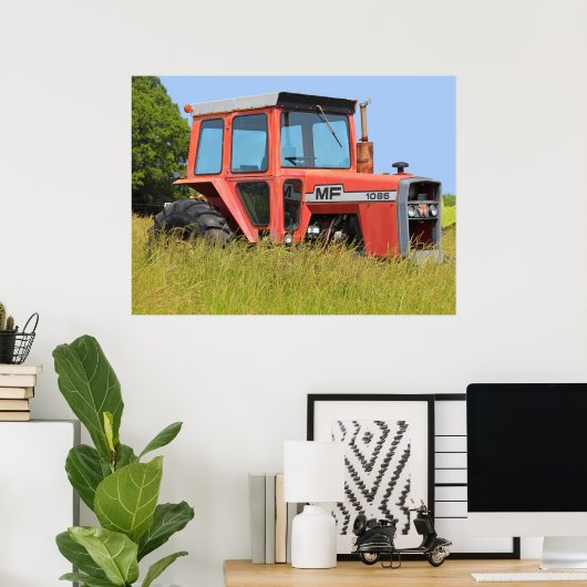 1085 Massey Ferguson, geparkeerd in een veld Poster (Thuiskantoor)