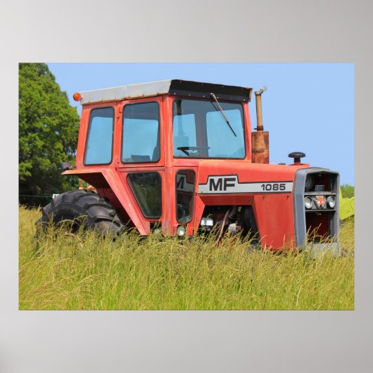 1085 Massey Ferguson, geparkeerd in een veld Poster (Voorkant)