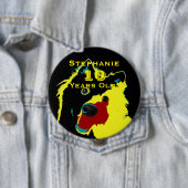 10 jaar oude, Happy Yellow Dog Button Pin Pinback (In situ)