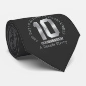 10-jarig jubileum - Een decennium sterk  Stropdas (Opgerold)