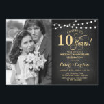 10-jarig jubileum met foto - Chalkboard Goud Kaart<br><div class="desc">Uitnodiging voor 10-jarig huwelijksjubileum met foto. Elegant ontwerp in zwart en namaakgoud. Kenmerken krijtbordpatroon,  script lettertype en sprookjesachtige lichtjes. Proost op 10 jaar! Kan worden gepersonaliseerd tot elk jaar. Stuur me een bericht als je verdere aanpassing nodig hebt.</div>